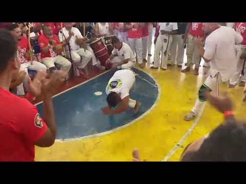Mestre Bode Vila Capoeira Viçosa do Ceará jogando com Mestre Rato Solo Capoeira Hidrolândia.