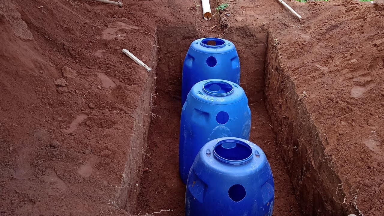 FIZEMOS A FOSSA SÉPTICA COM BOMBONAS PLASTICAS