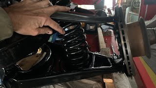 Mercedes R107: Montaż sprężyny ściągaczem — moment 260 Nm