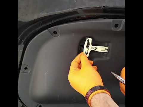 2004-2008 Chrysler Crossfire Rear Wing Spoiler Replacement
