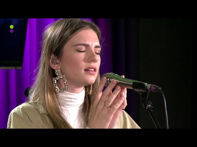 Ze Huilt Maar Ze Lacht  von Maan ((jetzt ansehen))