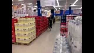 preview picture of video 'Extreme Wheelie in Supermarket - Real Markt in Falkensee bei Berlin with Crusty :-)'