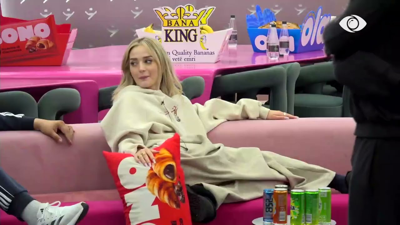 “Ka dhjetë vite nuk shikon babanë”/ Rogerti për Selin teksa bisedon me banorët