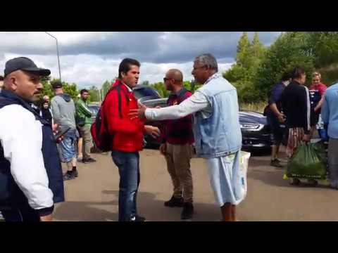 Araberna tjafsar på bakluckeloppisen i Täby Galopp