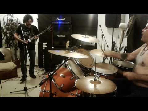 SIEMPRE HAY, SANGRE,EN LAS CADENAS.