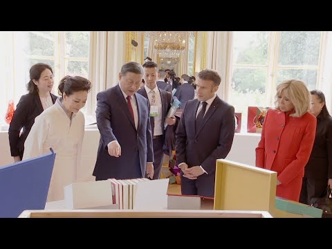 Xi Jinping gives Emmanuel Macron special gift