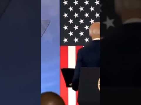 Байден после очередного выступления сначала пожал руку человеку-невидимке