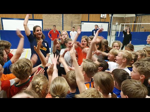 Topvolleybalster Myrthe Schoot inspireert leerlingen in Steenderen