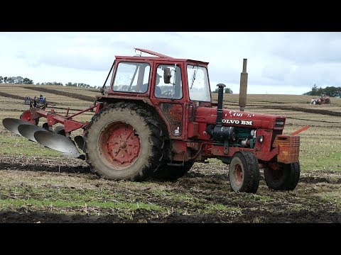 Volvo BM810 Turbo Ploughing w/ 3-Furrow Skjold Plough at Ploughing Event | DK Agriculture
