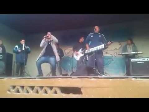 el akople en la escuela 50 tocando a veneficio