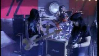 Mötley Crüe - Don&#39;t Go Away Mad (Just Go Away) [Official Music Video]