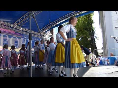 Folklórna sobota na popradskom námestí: Krojované bábiky i stavanie mája