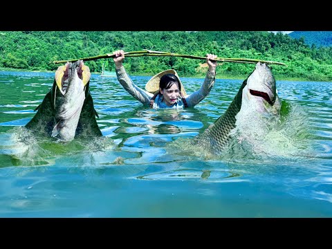 Traditional Fishing Skills - Single Mother Catches Giant Fish with Bamboo Tube in Deep Water