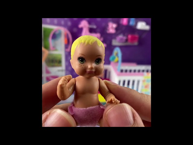 Vídeo relacionado con Barbie Skipper Muñeca niñera Morena con mechas, Cuna, bebé y Accesorios para su Cuidado, Juguete +3 años (Mattel HJY33)