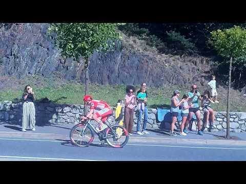  La Vuelta (Andorra) - Tadej Pogačar, escapat, enfilant cap a Ordino