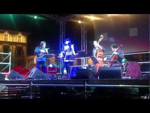 Roberta Giallo & Arkè String Quartet - Via di qua (Live)