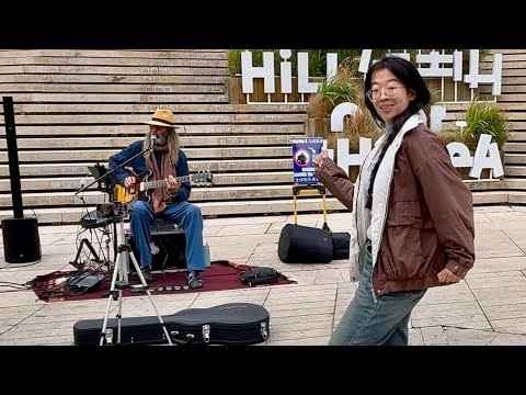 Euro Busker inspires Chinese Dancer in Xiamen - ‘Clyde’ (J J Cale)