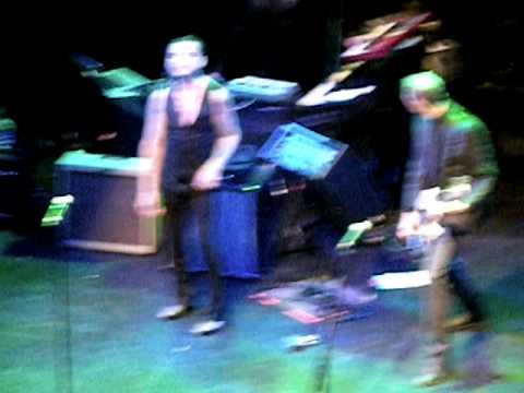 Dave Gahan sings Love Will Tear Us Apart a Club Nokia