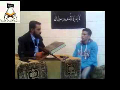 التحقيق مع أحد عناصر القيادة العامة الذي ألقت كتيبة أنصار السنة القبض عليه في مخيم اليرموك في مدينة دمشق