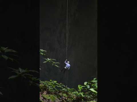 Bajando a la entrada del Inframundo Cuevas de B'omb'il Pek en Chisec, Alta Verapaz Guatemala 🇬🇹