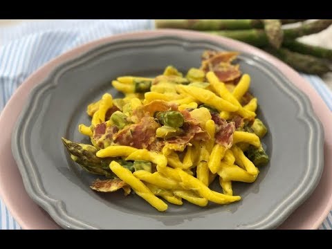 Pasta con crema di zafferano, asparagi e speck