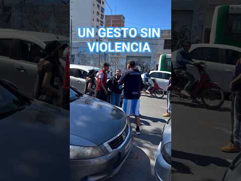 Hinchas de Racing cuidaron a uno de Independiente y evitaron que provoque a otros con su camiseta