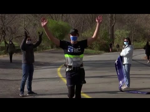 盲人跑者完成單人5公里 (Blind runner completes solo 5K)