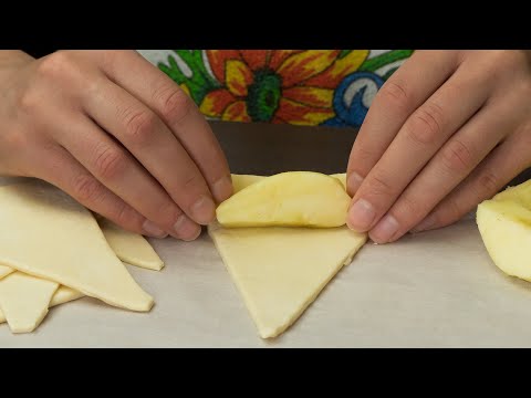 Sie wickelte ein Stück Apfel in den Teig. Ich hätte nicht gedacht, dass es so lecker wäre!