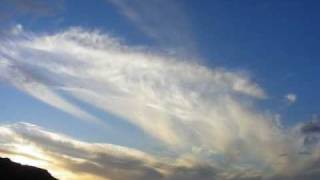 preview picture of video 'Wolken-Gegenverkehr am Himmel über Buenavista del Norte'