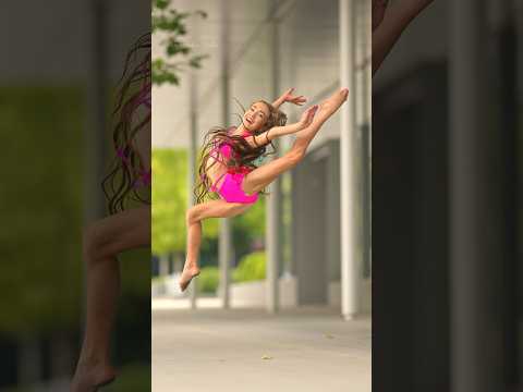 Flexibility and strength! Stella has it all 💃 #dancephotography #slowmodance #ballerina