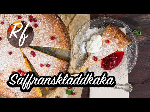 En kladdkaka med saffran och vit choklad - toppad med lite lingon och florsocker. Saffranskladdkakan är god med lite syrliga bär som rårörda hallon med lite socker och vidare vispad grädde till.>