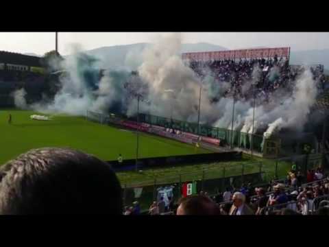 Fumogeni in campo curva nord Brescia (Brescia-Spal)