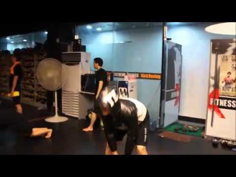 [110707] Kan working out at Extreme Fitness