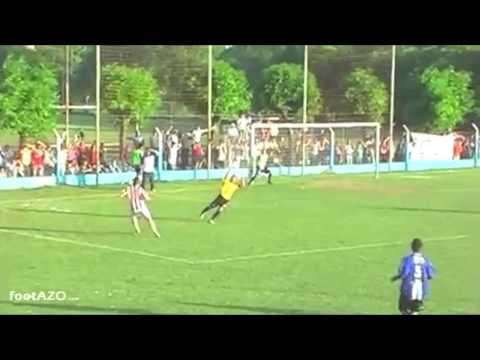 VIDEO: Rozcvičujúci hráč zabránil jasnému gólu