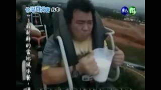 [Original] Taiwanese man tries to drink milk on Rollercoaster - HD