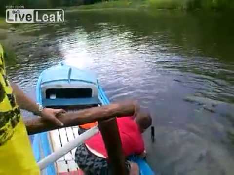 Guy Tries To Make A U-Turn On A Boat, Loses Engine