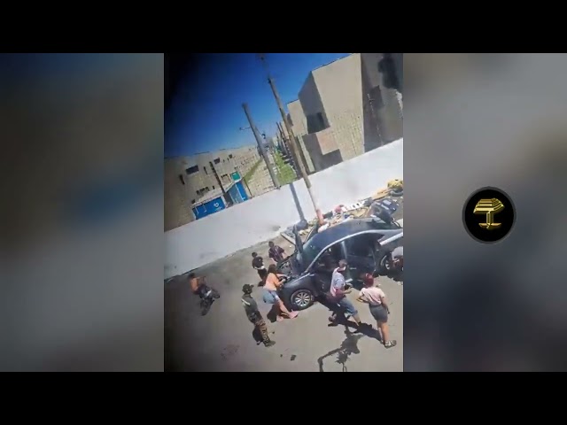 Delincuentes desmantelan de manera exprés un coche robado en plena calle