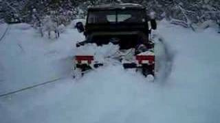 preview picture of video 'Landrover snow fun'