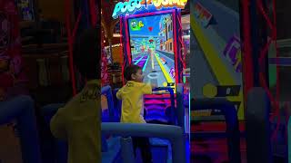 Matheus encontra brinquedo divertido no shopping