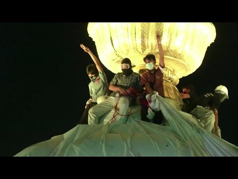 Thai protesters call for removal of the prime minister