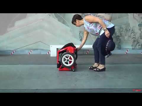 Scooter Diblasi R30 pliage électrique se replie à la taille d'une valise; peuvent être transportés dans des trains, des avions, des navires de croisière et stockés dans un coffre de voiture. Le premier scooter de mobilité portable à repliage automatique,