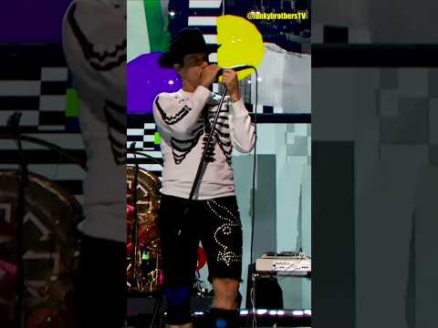 It gives me goosebumps hearing the audience sing along 😲 #redhotchilipeppers #losangeles #rhcp