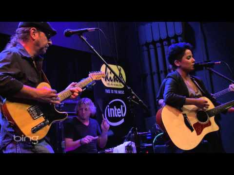 Vicci Martinez - Let You Down (Bing Lounge)
