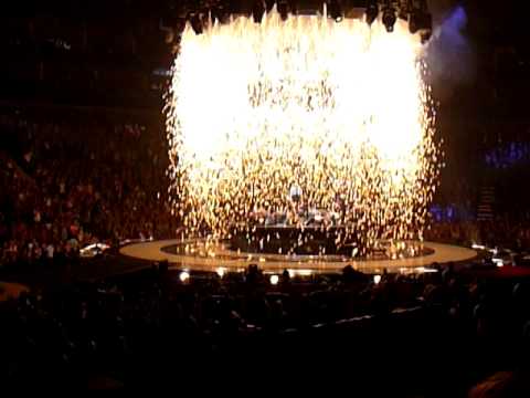 Britney Spears  -Womanizer- Live 02 Arena London 13/06