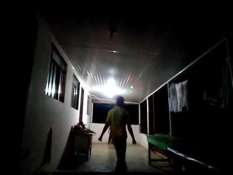 Jogando bola na varanda de casa