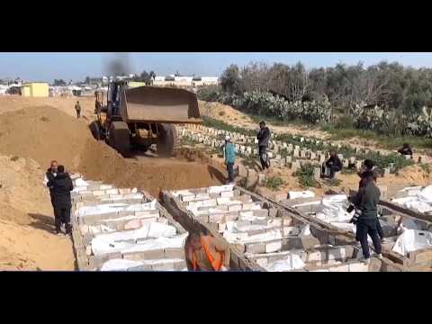 Gaza Residents Bury Unidentified Bodies in Mass Grave