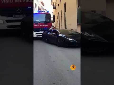 Vigili del fuoco spostano una lamborghini #memepage #memesvideo