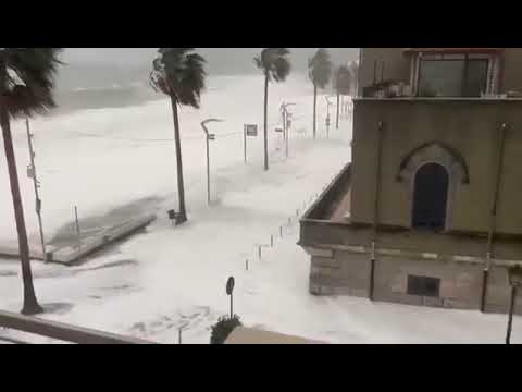 Il mare invade Piazza Durante a Letojanni - 20 Gennaio 2026