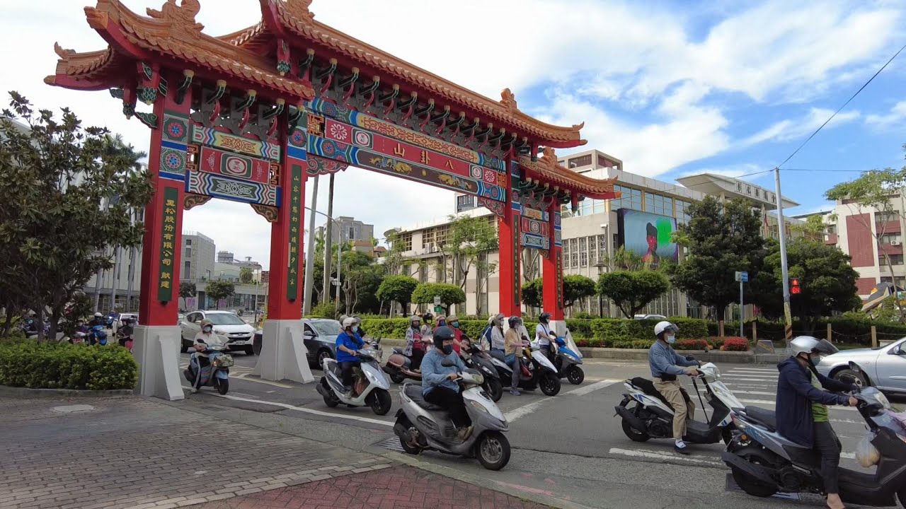 Immersive street-level walking tour through Changhua Baguashan, Taiwan, showcasing authentic urban landscapes, local architecture, and the vibrant atmosphere of the city's neighborhoods