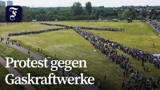 Klimaschützer formen riesiges Windrad